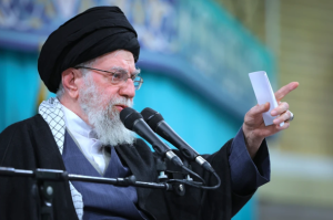 iran-exhibe-un-mural-con-advertencia-directa-a-eeuu.-en-medio-de-creciente-tension-militar