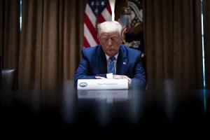 trump-dice-que-cierra-los-ojos-en-las-reuniones-con-su-gabinete-porque-son-«aburridisimas»