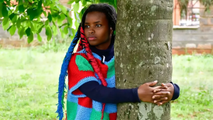 activista-keniana-bate-record-guinness-tras-abrazar-un-arbol-durante-72-horas