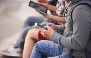 francia-se-convierte-en-el-primer-pais-europeo-en-prohibir-las-redes-sociales-a-menores