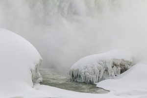frente-frio-congela-parcialmente-las-cataratas-del-niagara-y-deja-imagenes-impactantes