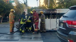 vehiculo-se-incendia-en-la-maximo-gomez-sin-dejar-heridos