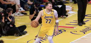 doncic-sufre-leve-esguince,-pero-termina-el-partido-sin-aparentes-complicaciones