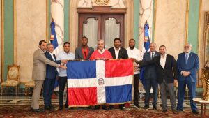 abinader-entrega-bandera-dominicana-a-los-leones-del-escogido-para-la-serie-del-caribe-2026