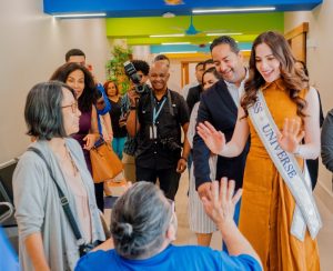 miss-universo-2025-visita-caid-santo-domingo-este-para-apoyar-a-ninos-con-autismo
