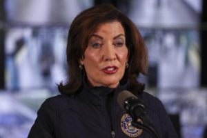 nueva-york-propone-prohibir-la-colaboracion-del-ice-con-policias-locales-para-redadas