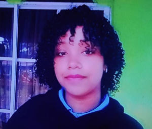 muere-adolescente-por-descarga-electrica-mientras-cargaba-su-celular-en-higuey