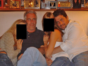 el-director-del-documental-‘melania’-aparece-fotografiado-con-una-joven-en-papeles-epstein