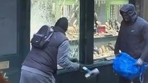 robo-a-martillazos-en-joyeria-de-londres-genera-indignacion-y-reabre-debate-sobre-la-inseguridad