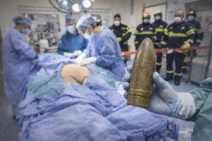 ¡insolito!-extraen-un-obus-de-la-i-guerra-mundial-del-recto-de-un-joven-en-francia
