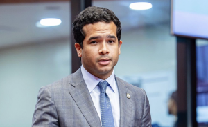 Omar Fernández destina recursos del fondo Gadiel al apoyo de niños con VIH