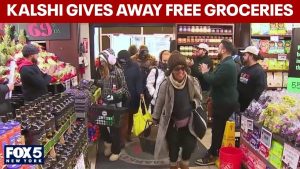 Supermercado en Manhattan regala comestibles y desata largas filas de compradores