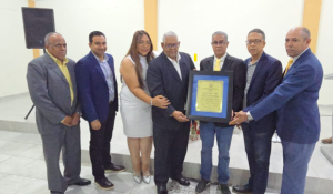 ACDS distingue a Pappy Pérez como presidente Ad Vitam en su 89 aniversario