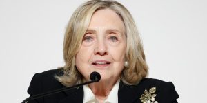 Hillary Clinton dice no tener problema con que su comparecencia sobre Epstein sea pública