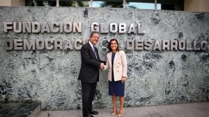 Embajadora estadounidense sostiene encuentro con Leonel Fernández en Funglode