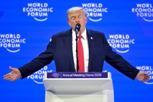 Trump dice que no pedirá disculpas por video que muestra a los Obama como simios