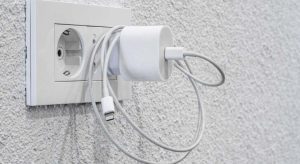 Por qué no conviene dejar el cargador del móvil siempre conectado