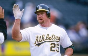 Mark McGwire regresa a los Atléticos como asesor de desarrollo