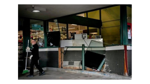 Conductor arremete contra peatones frente a supermercado en California