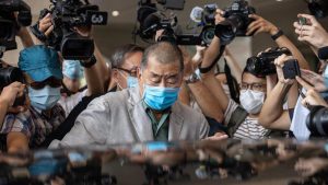 Tribunal de Hong Kong condena a 20 años de prisión al magnate de medios Jimmy Lai
