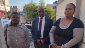 Tres meses de coerción a pareja por quemar manos a menor