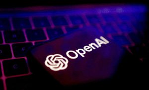 OpenAI reconfigura su estrategia de hardware: auriculares antes que dispositivos avanzados.