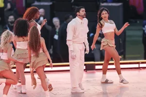 Republicanos piden multar y «encerrar» a Bad Bunny por el Super Bowl