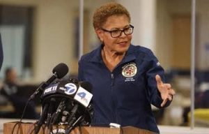 Alcaldesa de Los Ángeles firma orden ejecutiva que prohíbe a ICE usar propiedades públicas