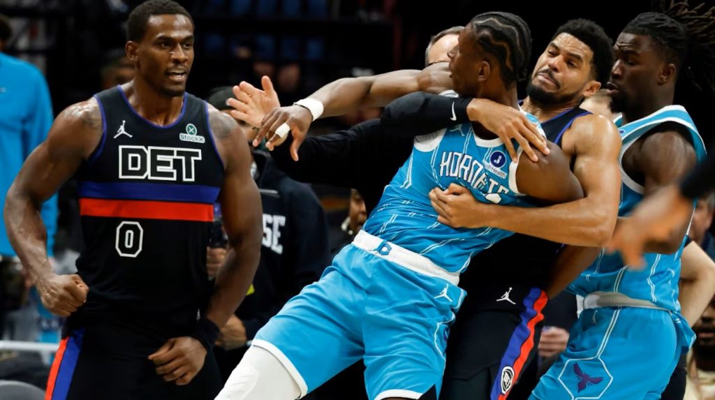 cuatro-expulsados-tras-pelea-entre-pistons-y-hornets-en-pleno-partido