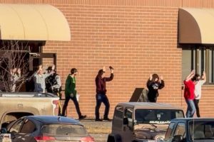 La Policía identifica a mujer de 18 años como autora del tiroteo en una escuela de Canadá