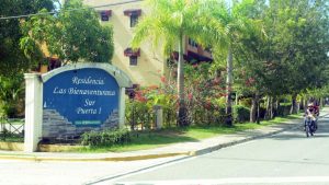 Denuncian botadero de agua en residencial de Santo Domingo Norte donde no reciben el servicio