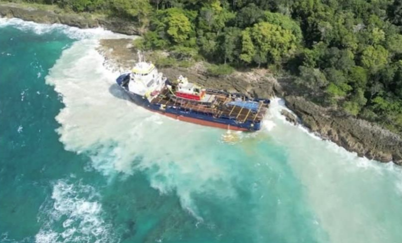 Barco carguero permanece encallado en Luperón bajo vigilancia de autoridades