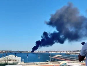 Se desata un incendio de gran magnitud en una refinería en Cuba