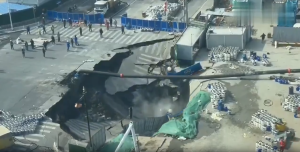 Enorme socavón se traga parte de una carretera en Shanghái