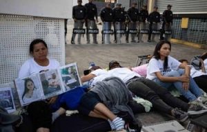 Familiares de presos políticos en huelga de hambre en Caracas sufren problemas de salud