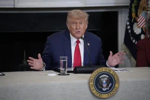 Trump dice que un cambio de régimen en Irán sería «lo mejor» y eleva la presión militar