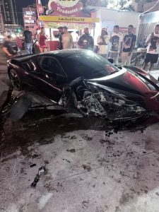 Ferrari de El Alfa queda destruido tras choque en avenida Tiradentes