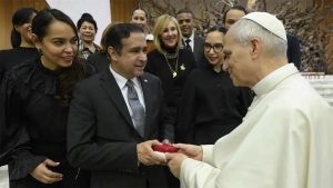 embajador-dominicano-recibe-bendicion-pontificia-en-el-vaticano-por-sus-25-anos-de-matrimonio