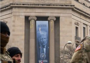 Banner de Trump en el Departamento de Justicia simboliza la erosión de la independencia