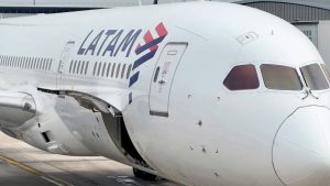 Avión de Latam aborta despegue en Bogotá para evitar colisión con helicóptero militar
