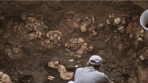 Descubren tumba de más de mil años con restos humanos y objetos de oro en Panamá