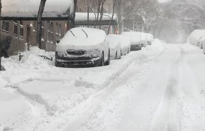 Alcalde levanta prohibición de circulación, pero Nueva York sigue paralizada por la nieve