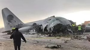 Al menos 15 muertos en accidente de un avión militar de carga en Bolivia, según bomberos