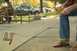 hobby-dogging:-la-extrana-tendencia-de-pasear-perros-invisibles-que-crece-en-europa