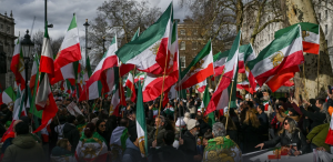 iran-dividido-tras-la-muerte-de-jamenei:-celebraciones-y-protestas-toman-las-calles