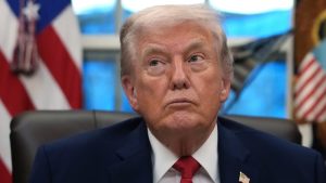 trump-luce-un-sarpullido-en-el-cuello,-que-su-medico-atribuye-a-un-tratamiento-preventivo
