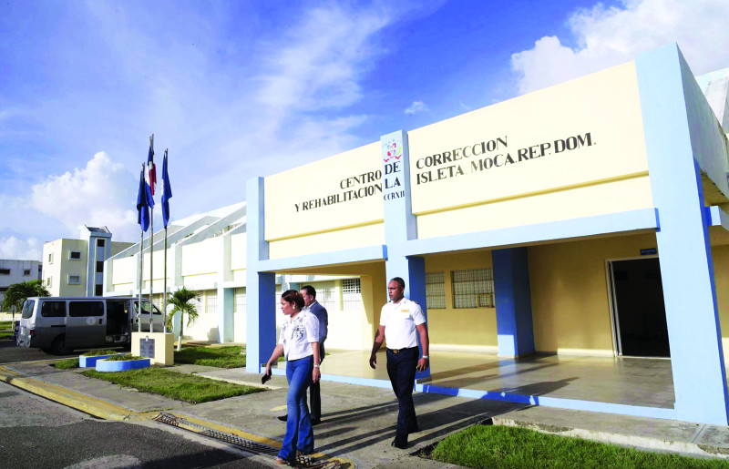 Trasladan a 21 internos de cárcel de Moca por presuntos ilícitos