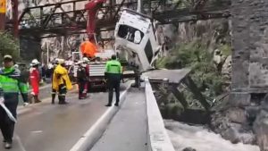Al menos 12 muertos y 8 desaparecidos tras choque de vehículos en sierra central de Perú