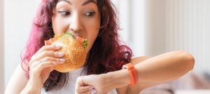 Comer rápido puede afectar tu digestión: expertos recomiendan tomarse al menos 30 minutos