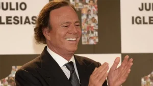 Julio Iglesias demanda a diario español por «montaje» sobre sus abusos sexuales